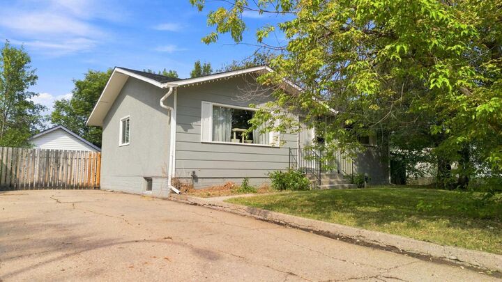 Property Photo:  9822 80 Avenue  AB T8V 3S5 