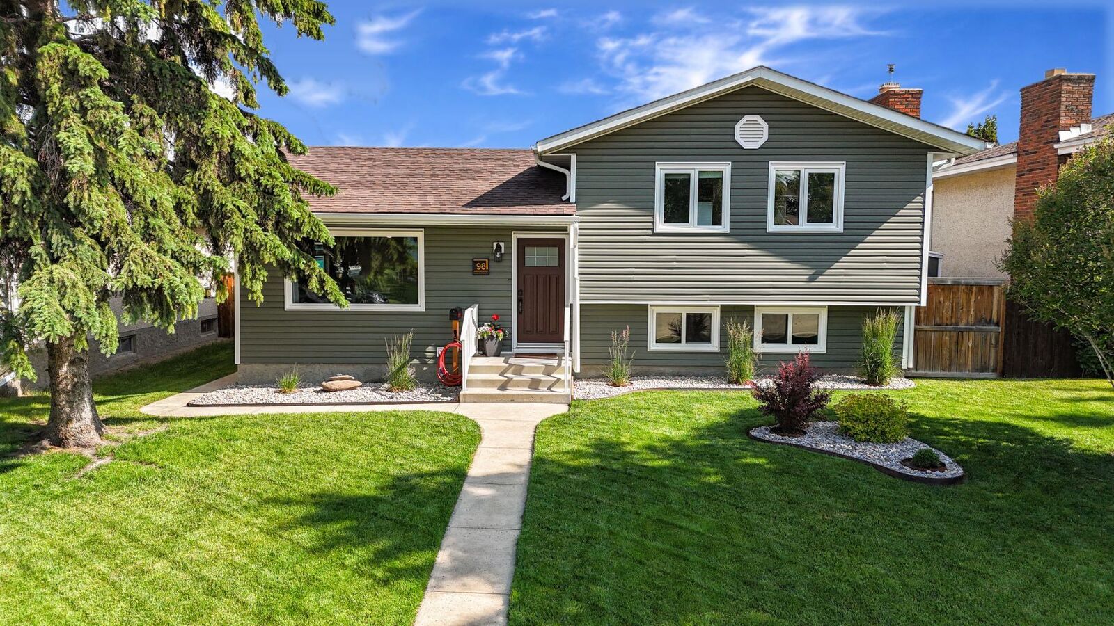 Property Photo:  98 Baird Street  AB T4R 1H4 