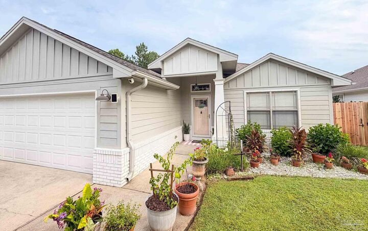 Property Photo: 2545 Hartman Ct FL 32566