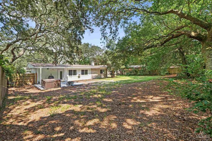 Property Photo: 121 Gilmore Dr FL 32561