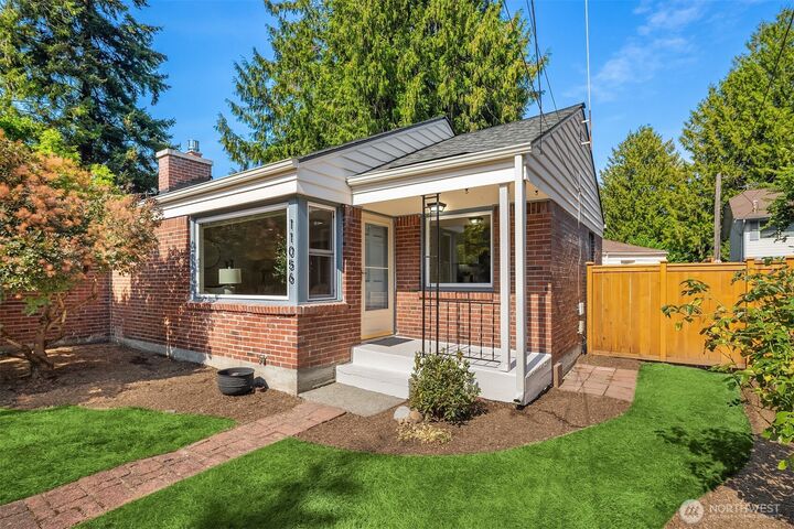Property Photo:  11056  Goodwin Way NE  WA 98125 