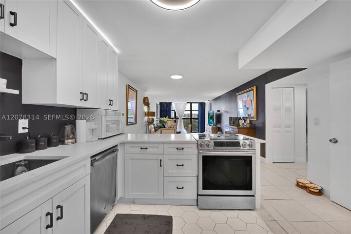 Property Photo: 400 Leslie Dr 605 FL 33009