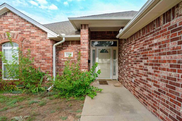 Property Photo: 2206 N Manning Street OK 74075
