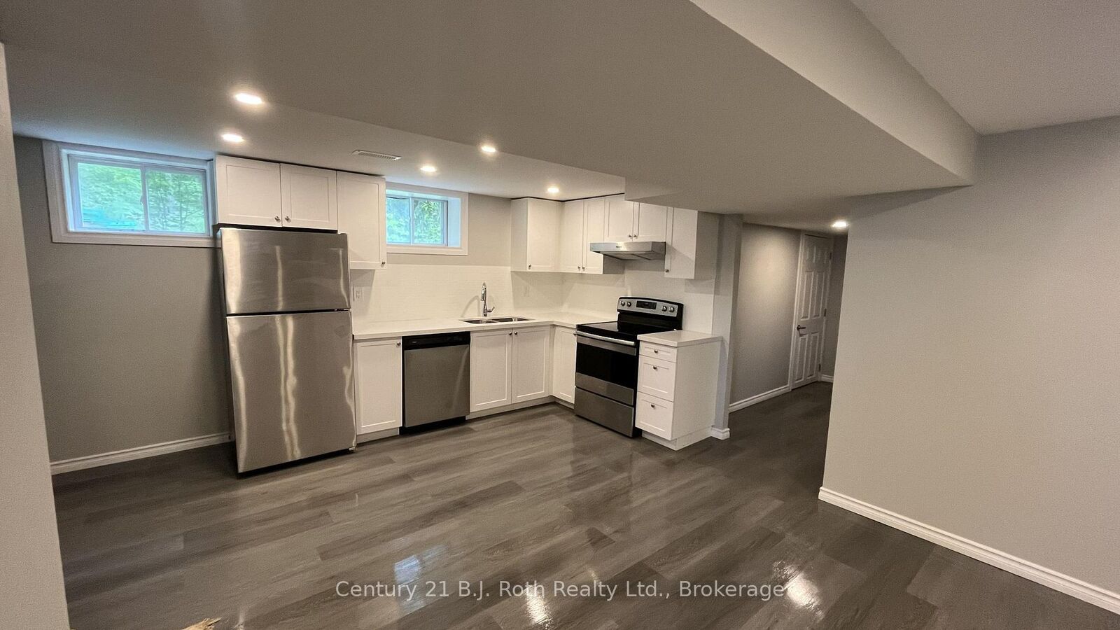 Property Photo:  687 Victoria Street Lower  ON L4R 1A9 