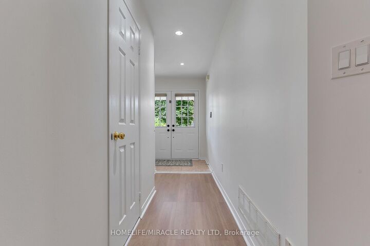 Property Photo: 4191 Goldenrod Crescent ON L5V 3C2