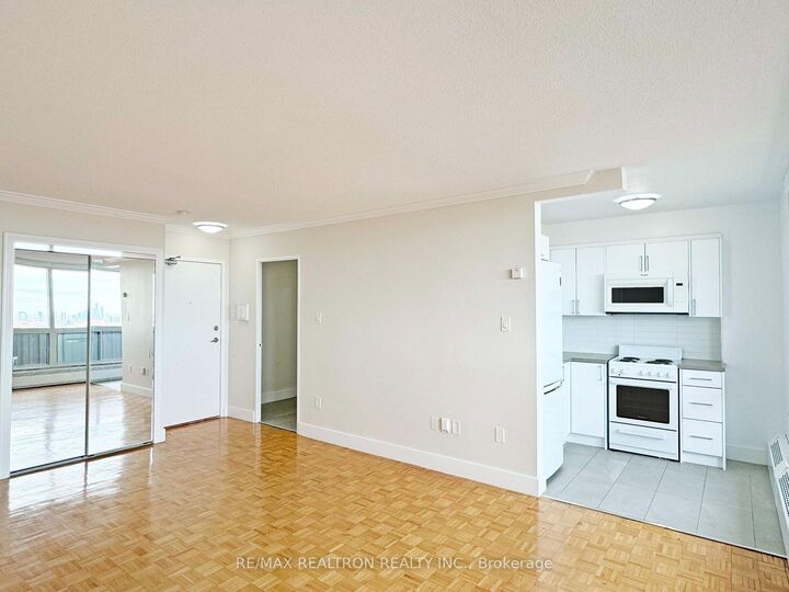 Property Photo:  666 Spadina Avenue 2402  ON M5S 2H8 
