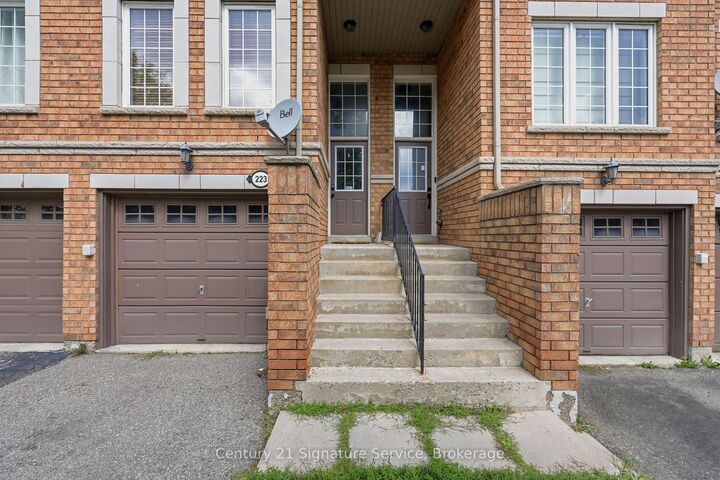 Property Photo:  435 Hensall Circle 223  ON L5A 4P1 