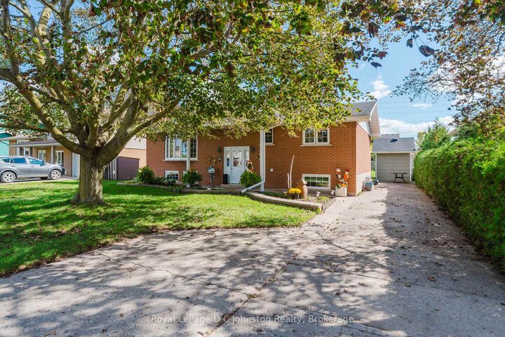 Property Photo:  929 Wellington Street  ON N0H 2C3 
