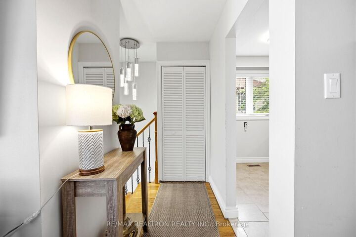 Property Photo: 118 Surbray Grove ON L5B 2E1