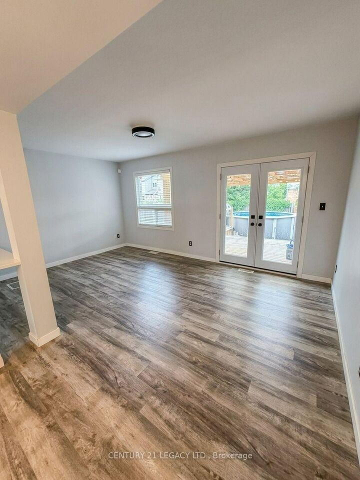 Property Photo: 34 Mountain Laurel Crescent ON N2E 3W9