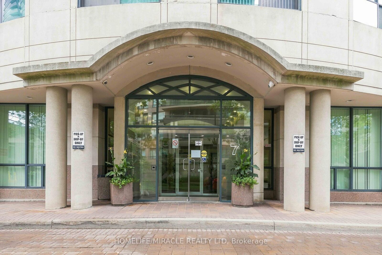 Property Photo: 7 Lorraine Drive 1010 ON M2N 7H2