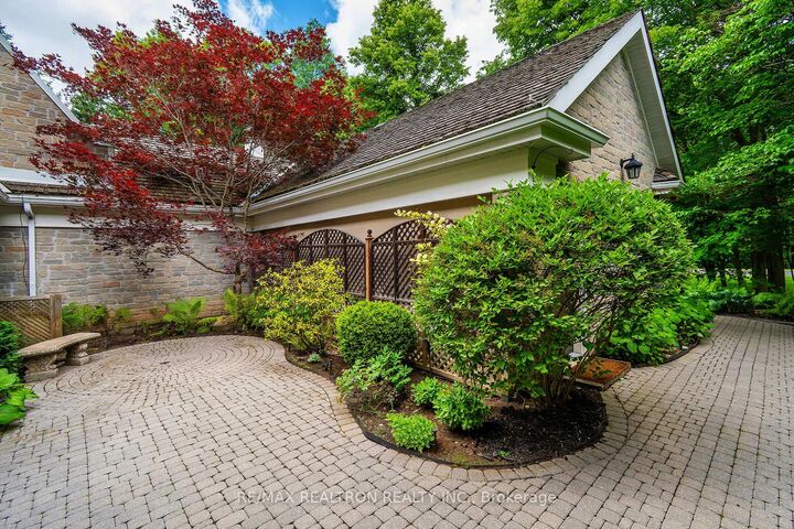 Property Photo: 462 Beacon Hall Drive ON L4G 0L3