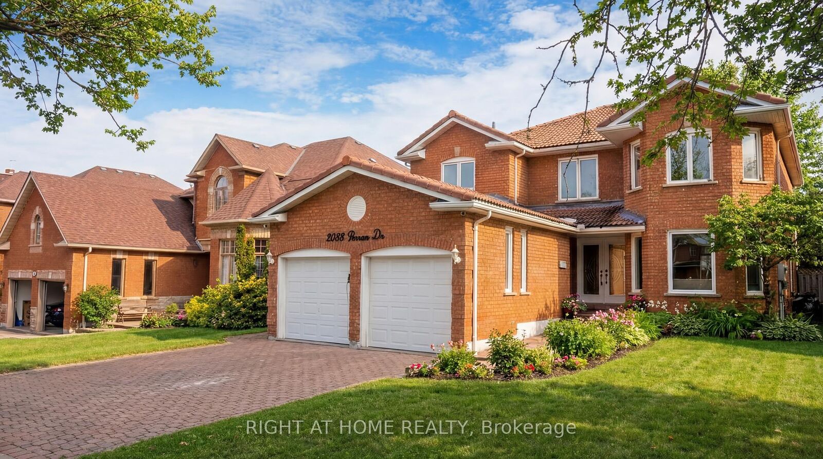 Property Photo:  2088 Perran Drive  ON L5K 2R4 