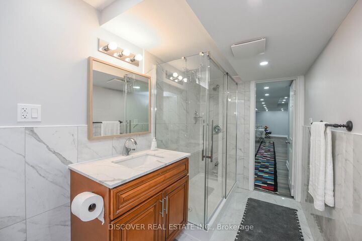 Property Photo:  5806 Rainberry Drive  ON L5M 6S2 