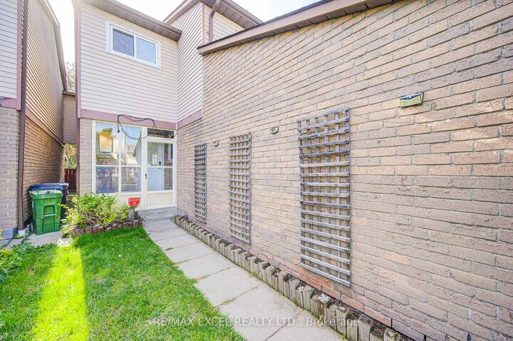 Property Photo:  142 Shady Hollow Drive  ON M1V 2L8 