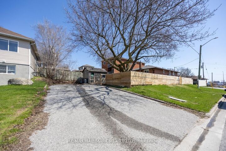 Property Photo:  324 College Avenue Main  ON L1J 1S1 