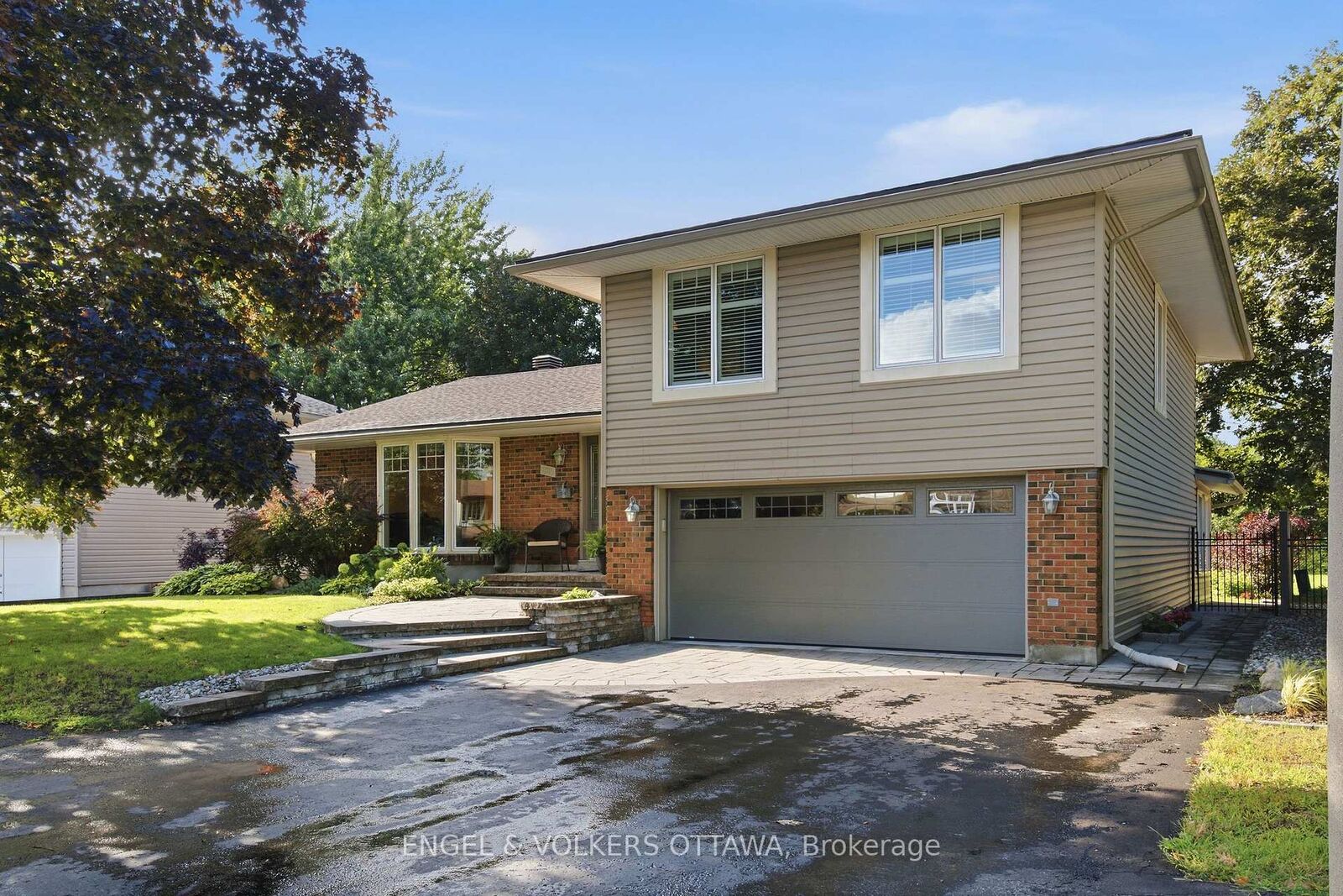 Property Photo:  885 Plante Drive  ON K1V 9E3 