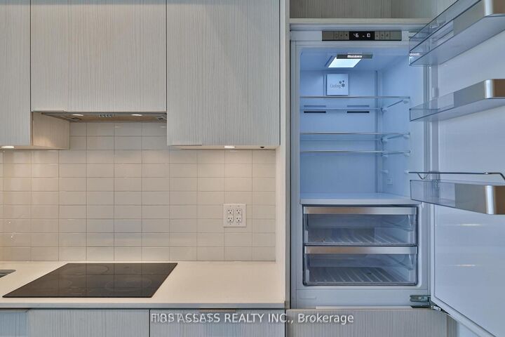 Property Photo:  11 Wellesley Street W 6012  ON M4Y 0G4 