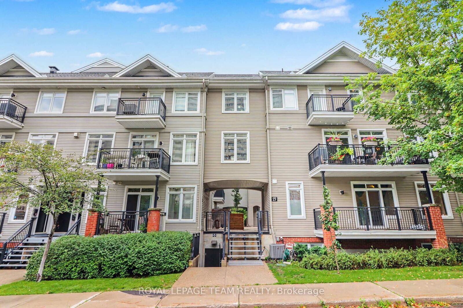 Property Photo: 418 Nepean Street C ON K1R 5G7