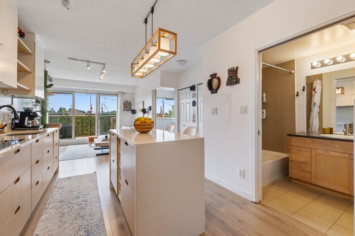 Property Photo:  702 E King Edward Avenue Ph10  BC V5V 0A9 