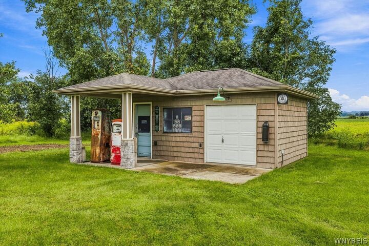Property Photo:  2756 Moore Road  NY 14131 