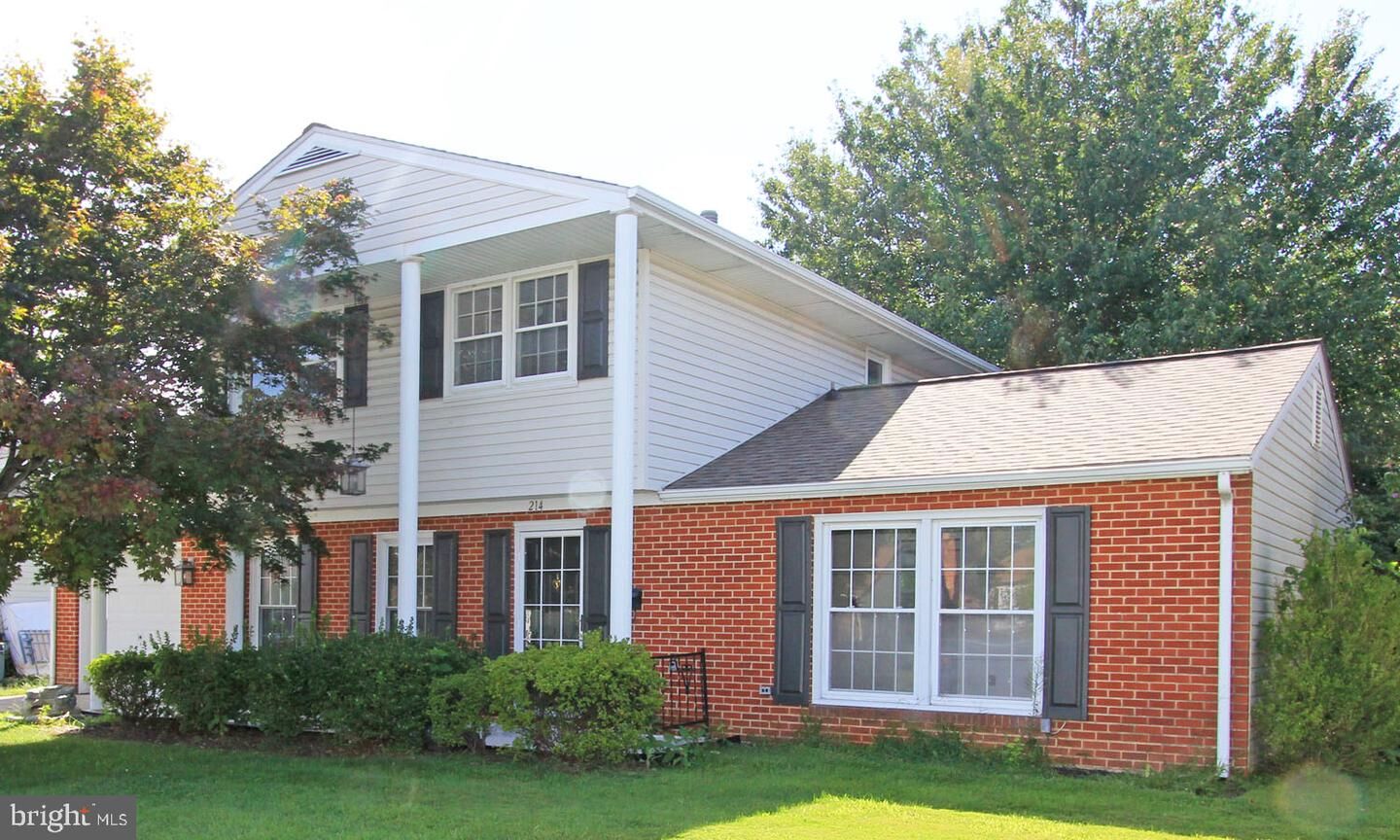 Property Photo: 214 McCallmont Road DE 19720