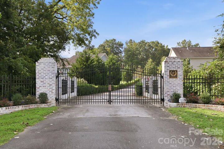 Property Photo: 4742 Phifer Crest Court NC 28226