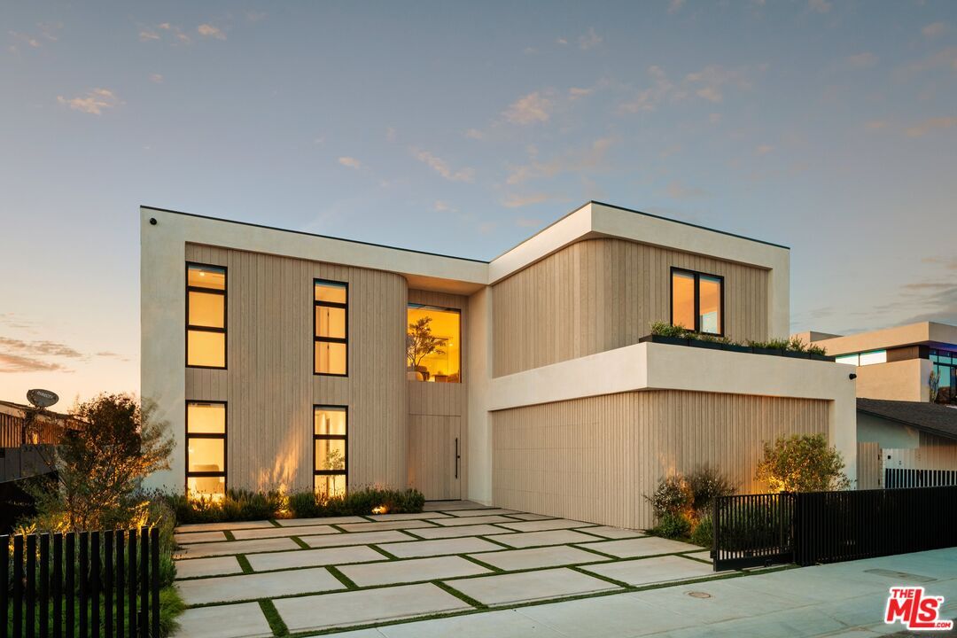 Property Photo: 3271 Easter Cir CA 92649