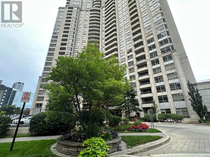 Property Photo: 35 Kingsbridge Garden Circle West 711 ON L5R 3Z5