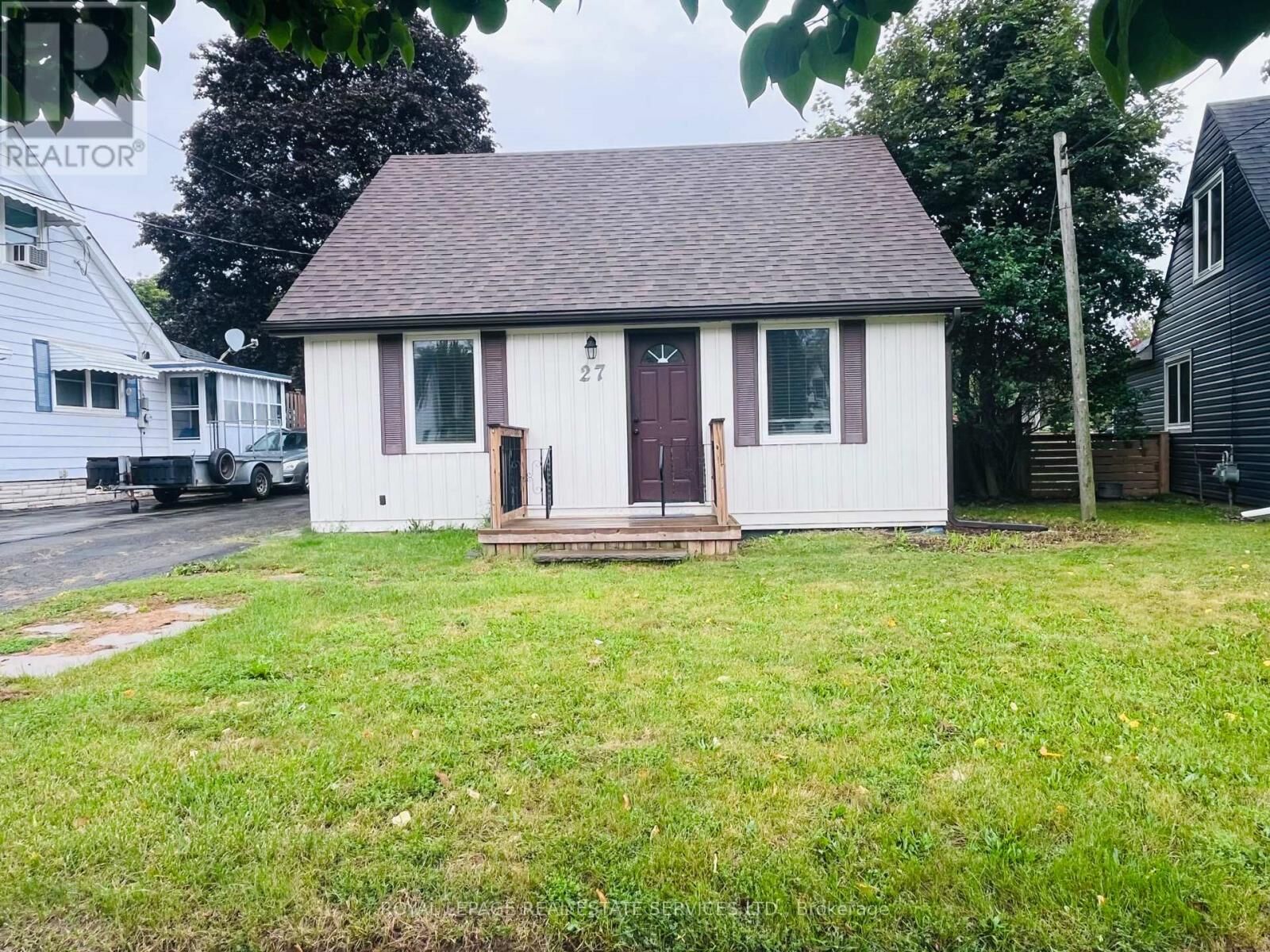 Property Photo:  27 Normandy Boulevard  ON L7G 1V9 