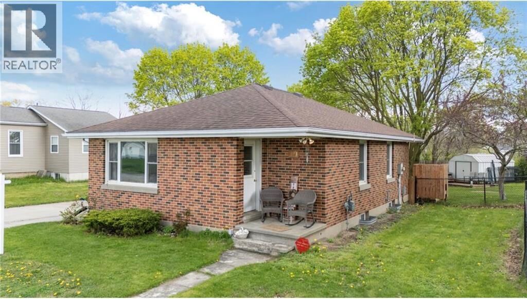 Property Photo:  19 Broadway Street  ON N0N 1J0 