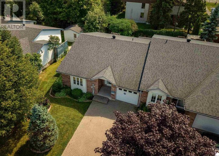 Property Photo:  27 Village Ct  ON P6B 6J8 