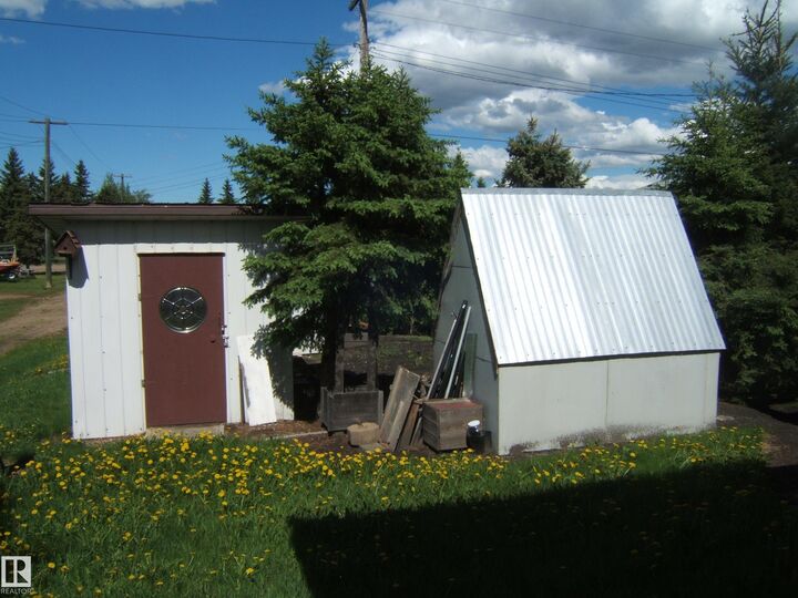 Property Photo: 4910 53 Avenue AB T0B 4R0