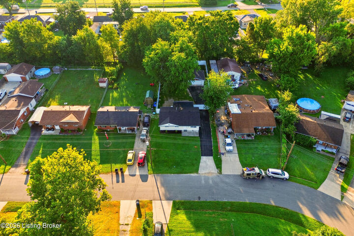Property Photo: 9817 Saturn Dr KY 40229
