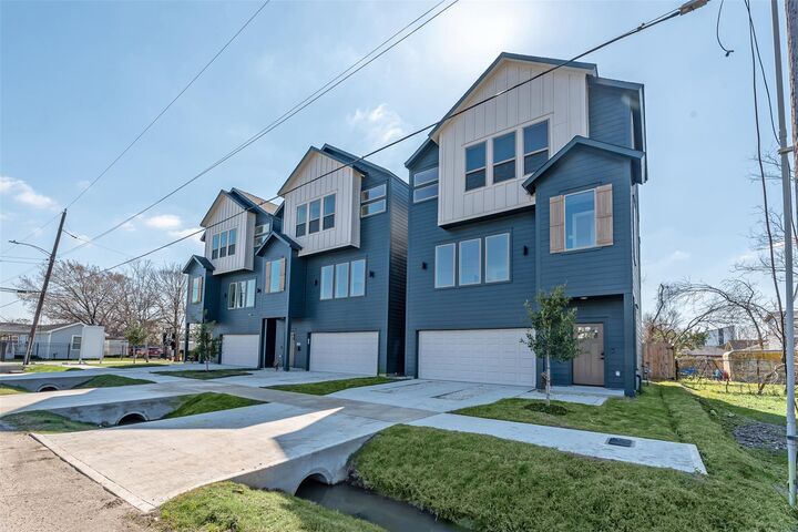 Property Photo:  2318 Mills Street  TX 77026 