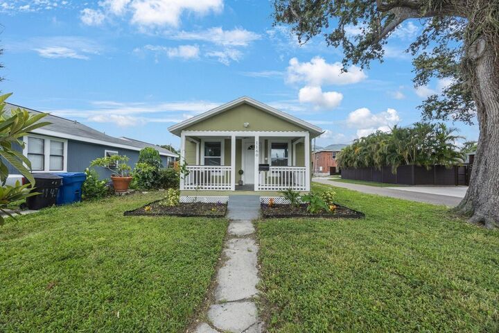 Property Photo:  1160 36th Avenue N  FL 33704 