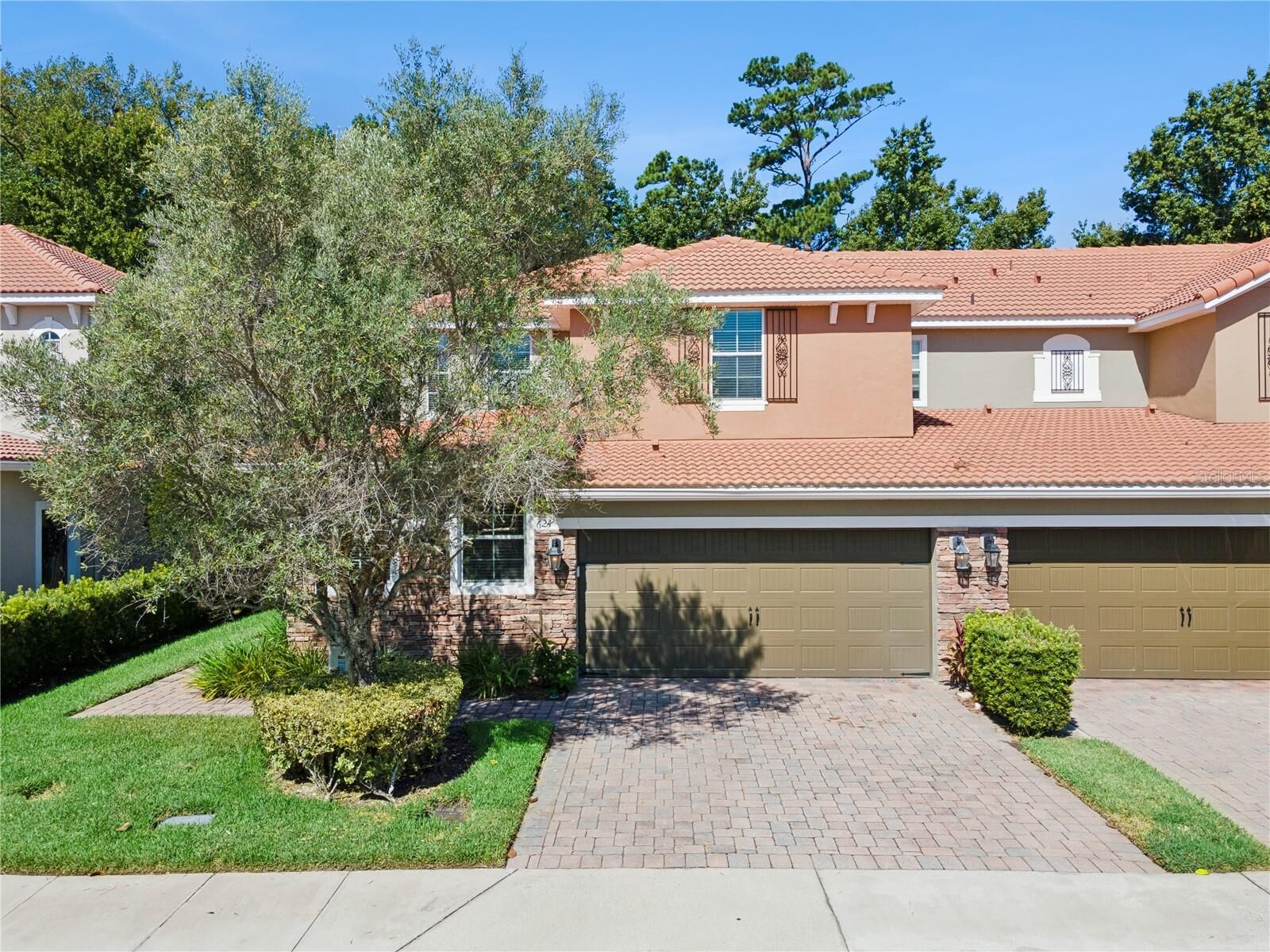 Property Photo: 624 Venice Place FL 32771