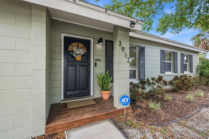 Property Photo: 3913 W Wallace Avenue FL 33611