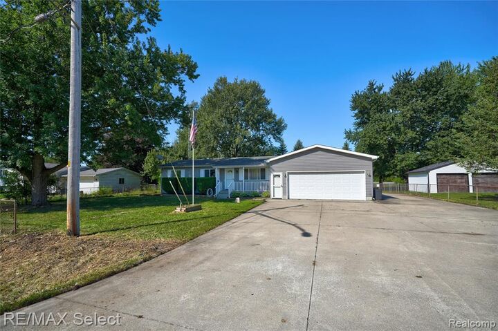 Property Photo: 2122 Hillsdale Drive MI 48423 2308