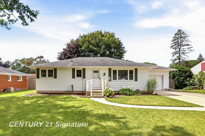 Property Photo:  2805 Courtland Place  MI 48603 