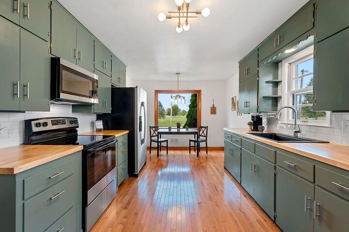 Property Photo:  1621 Johnston Dr  WI 54220 