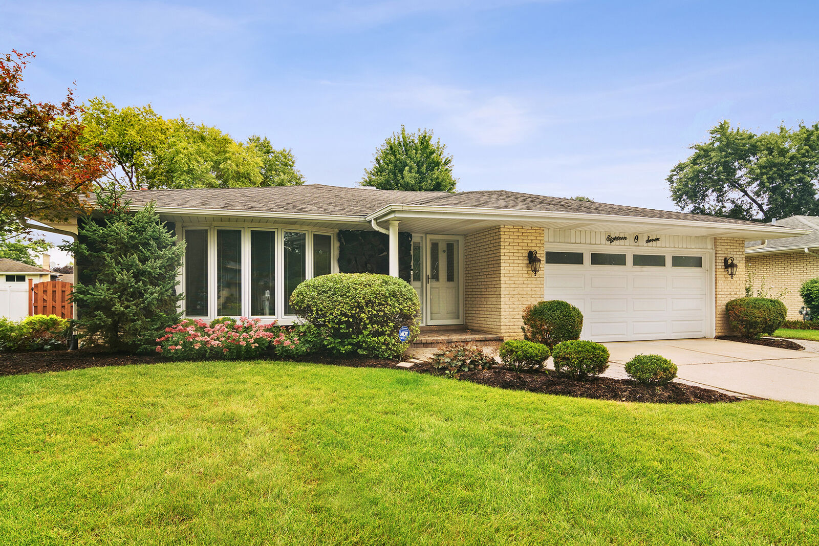 Property Photo:  1807 N Larch Drive  IL 60056 
