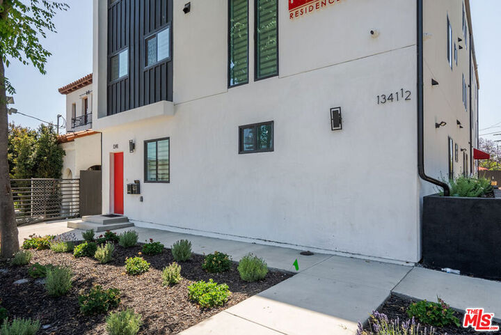 Property Photo:  1341 N Mariposa Avenue  CA 90027 