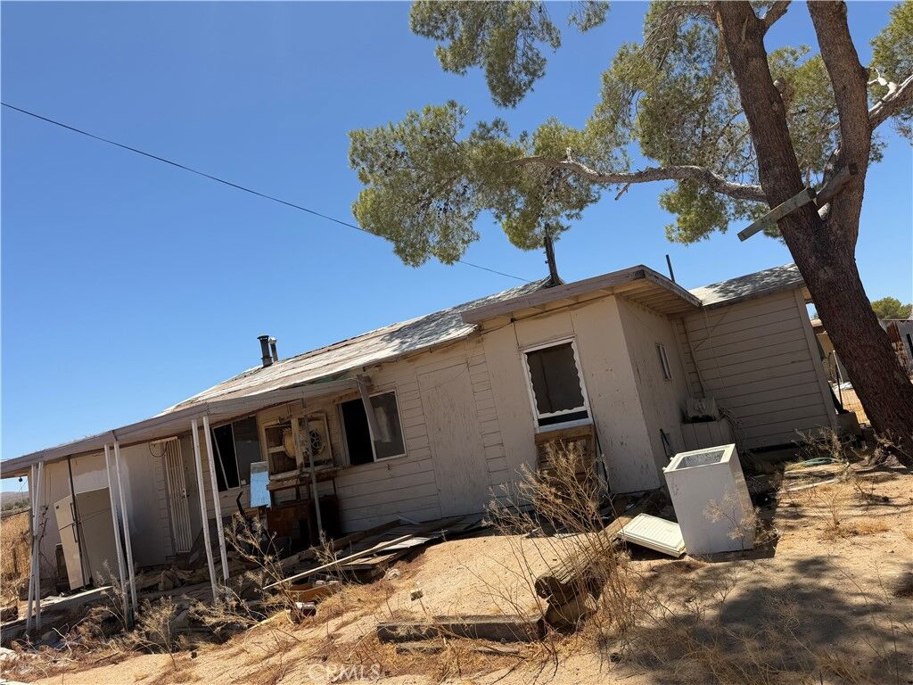 Property Photo:  1411 E Bowman  CA 93555 