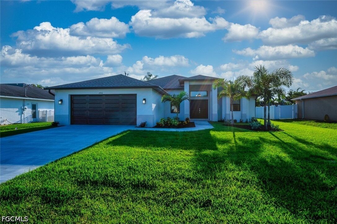 Property Photo: 2906 SE 8th Avenue FL 33904