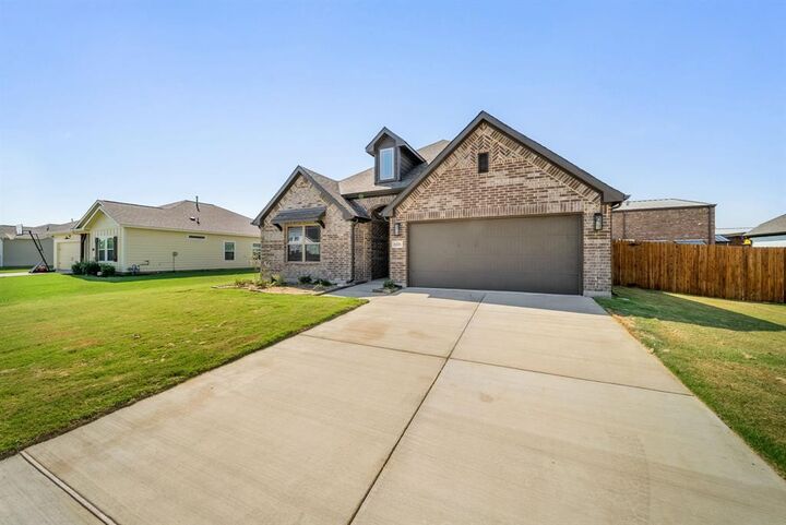 Property Photo: 606 Austen Avenue TX 76271