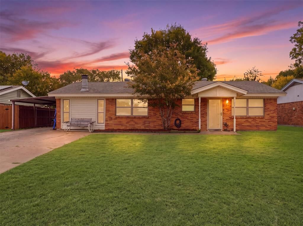 Property Photo:  824 Crosby Avenue  TX 76108 