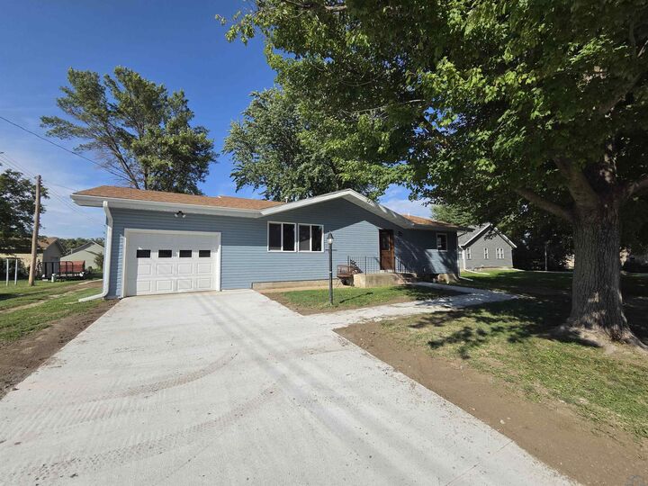 Property Photo: 305 James St. NE 68030