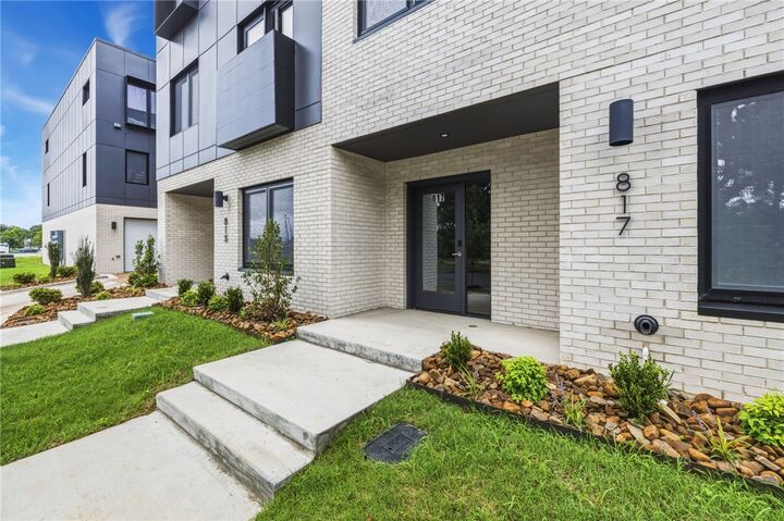 Property Photo:  817 SE H Street  AR 72712 