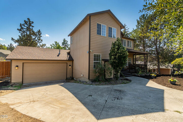 Property Photo:  2069 NE Hollow Tree Lane  OR 97701 